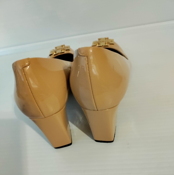 Tory Burch Raleigh Logo Patent Pump in Nude - Picture 3 of 9